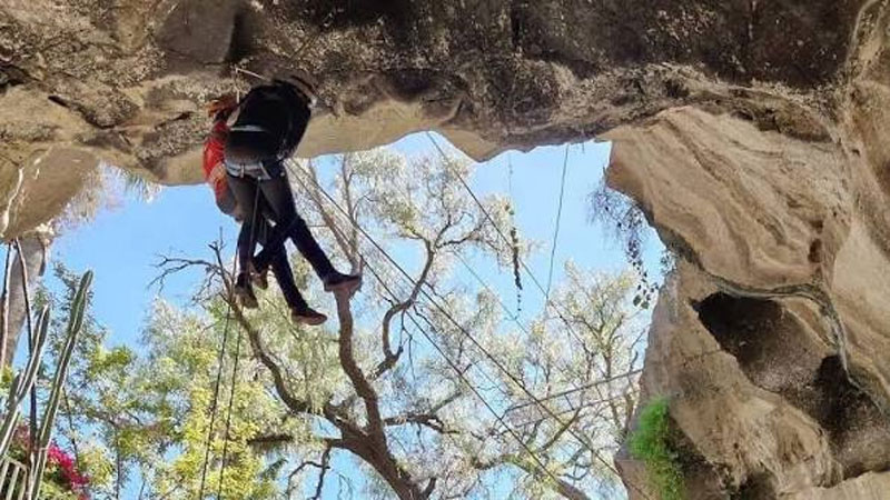 El Salto de San Francisco, en Hidalgo, destaca por su caída de agua de aproximadamente 30 metros de altura, rodeada de vegetación.
