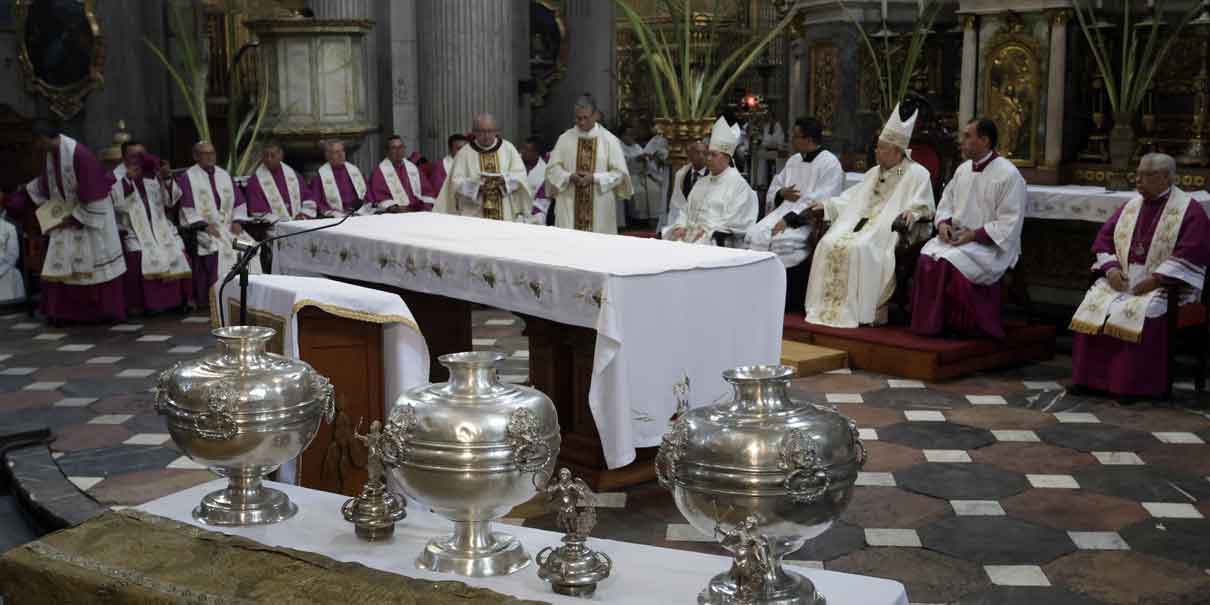 Fe y tradición: Misa Crismal reúne a fieles en la Catedral de Puebla