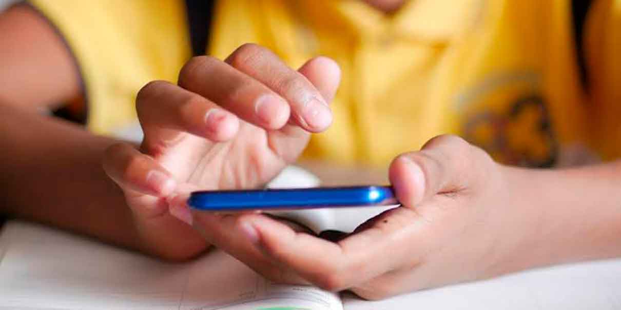 Niños con celulares