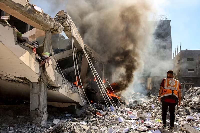 Gaza bajo fuego: Israel inicia ofensiva terrestre y miles de palestinos huyen
