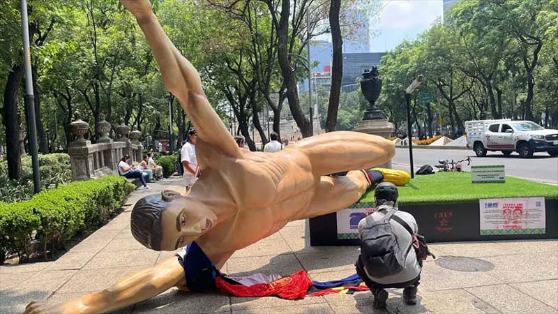 CNTE en “modo hooligans”: vandaliza exposición del Mundial y exige audiencia con Sheinbaum