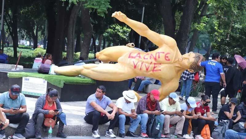 CNTE en “modo hooligans”: vandaliza exposición del Mundial y exige audiencia con Sheinbaum