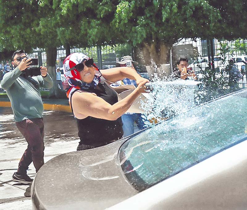 CNTE en “modo hooligans”: vandaliza exposición del Mundial y exige audiencia con Sheinbaum
