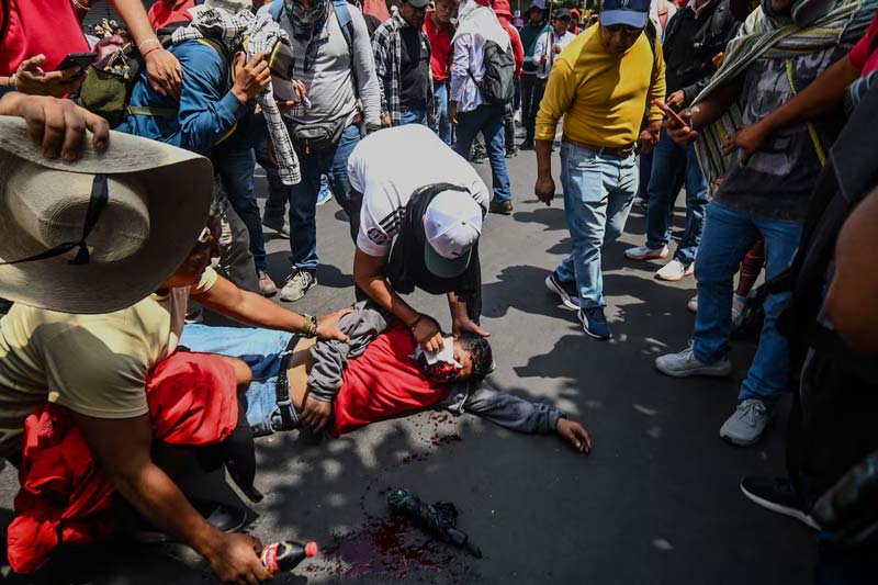 Con vallas y gases, la CNTE rompe cerco policial en el Zócalo y se registra enfrentamiento con fuerzas de seguridad