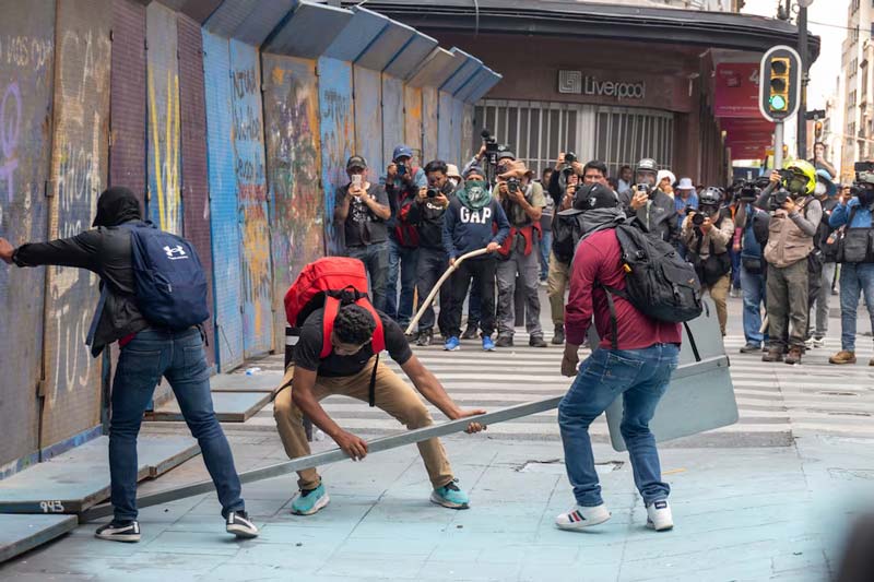 Con vallas y gases, la CNTE rompe cerco policial en el Zócalo y se registra enfrentamiento con fuerzas de seguridad