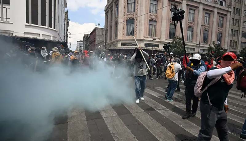 Con vallas y gases, la CNTE rompe cerco policial en el Zócalo y se registra enfrentamiento con fuerzas de seguridad
