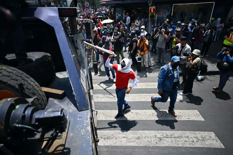 Con vallas y gases, la CNTE rompe cerco policial en el Zócalo y se registra enfrentamiento con fuerzas de seguridad
