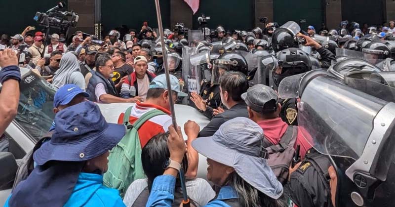 Con vallas y gases, la CNTE rompe cerco policial en el Zócalo y se registra enfrentamiento con fuerzas de seguridad