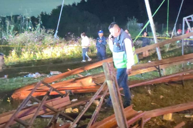 Colapsan gradas durante fiesta patronal en Xochimilco y dejan varios heridos.