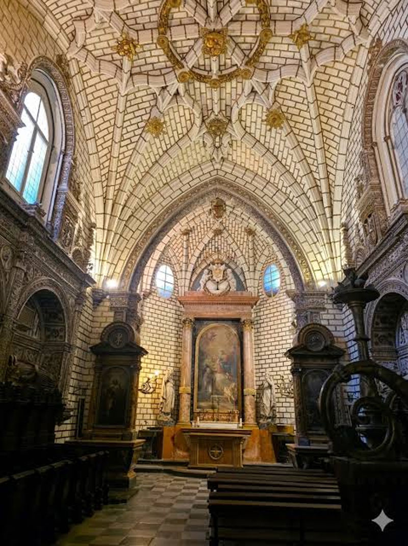 Las bóvedas de nervaduras del Templo de los Santos Reyes, en Metztitlán, Hidalgo, destacan por su influencia de la arquitectura gótica.