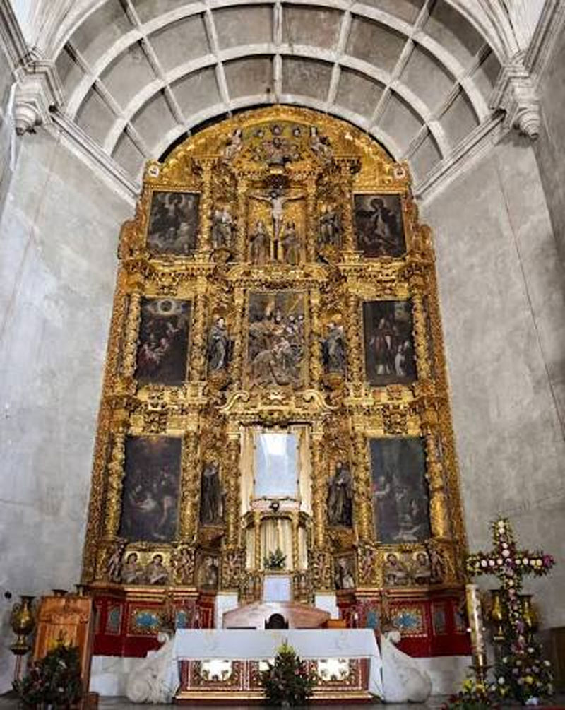 El Retablo de los Santos Reyes, fechado en 1696, destaca por su estilo barroco, sus esculturas y sus detalles dorados.