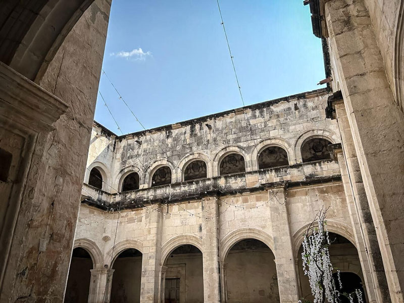 La monumental fachada del Monasterio de los Santos Reyes, en Metztitlán, Hidalgo, destaca por sus gruesos muros y su arquitectura del siglo XVI.