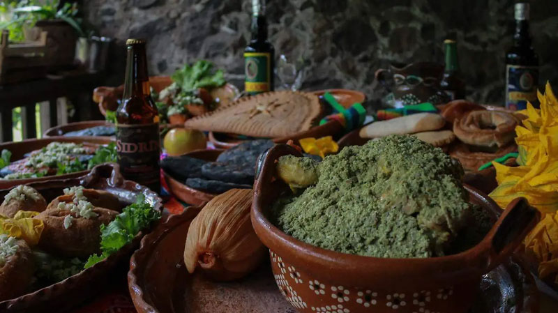 El Pueblo Mágico de Acaxochitlán tiene variedad de platillos como los molotes, sopa de hongos, conejo guisado con diferentes salsas, entre otros sabores.