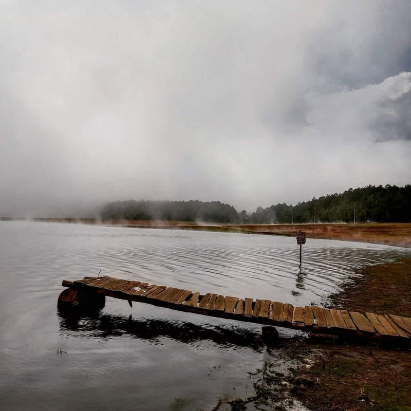 Para la sección de atractivos naturales Pie de foto sugerido: La Presa del Tejocotal, en Acaxochitlán, Hidalgo, destaca por sus paisajes montañosos y su entorno boscoso.