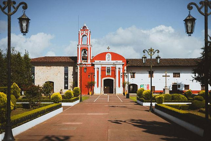 La Parroquia de la Asunción de María es uno de los referentes arquitectónicos del centro de Acaxochitlán.