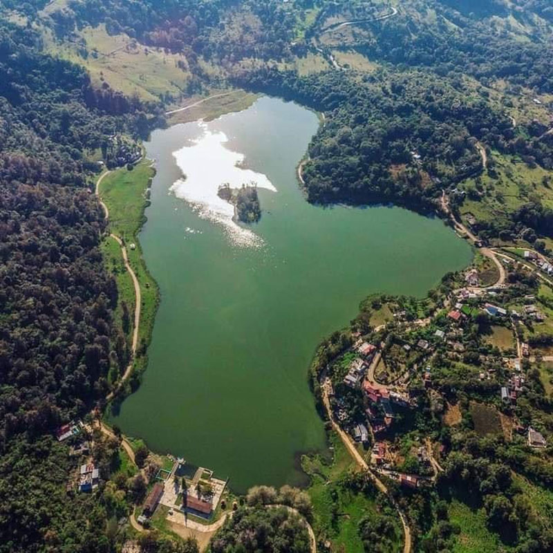 La Laguna de Atezca, rodeada de montañas en la Sierra Alta de Hidalgo.