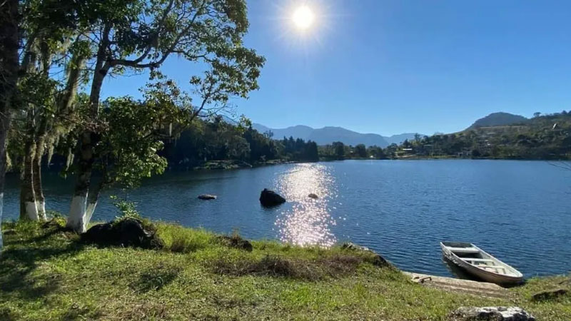 La renta de lanchas permite recorrer la Laguna de Atezca y disfrutar de sus paisajes en Molango, Hidalgo.