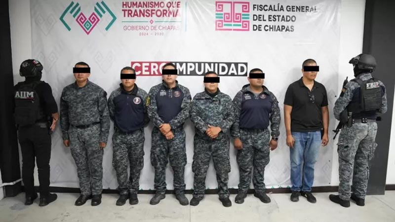 Como lo hace el crimen: exhiben en VIDEO a policía en Chiapas tableando a joven esposado