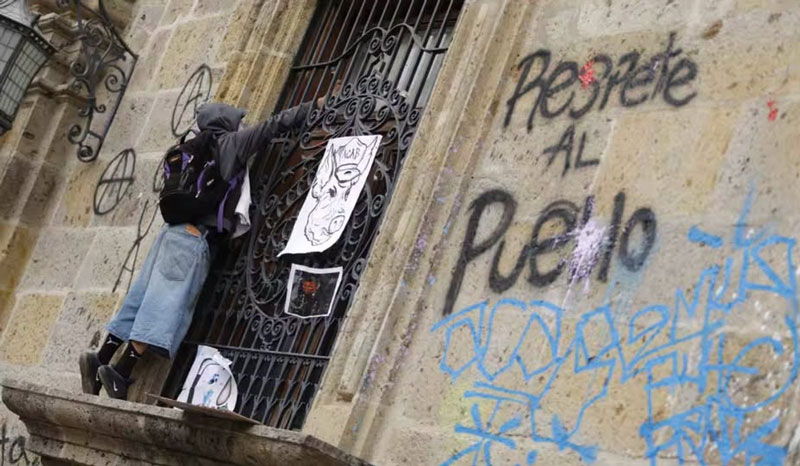 Manifestantes exigieron a los encapuchados que se descubrieran el rostro y abandonaran la marcha por agua limpia en Guadalajara.
