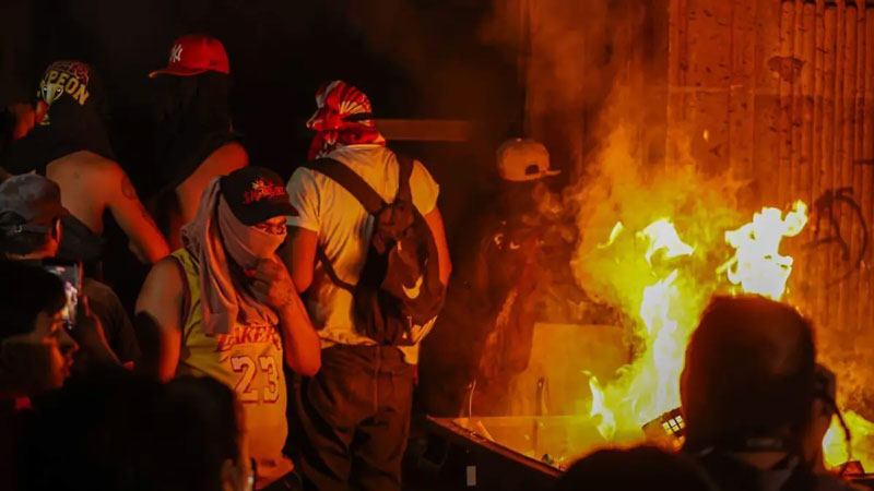 Encapuchados lanzaron artefactos explosivos contra edificios públicos durante los disturbios registrados en el Centro Histórico de Guadalajara.