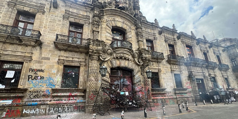 Durante la megamarcha vandalizaron edificios de Gobierno.