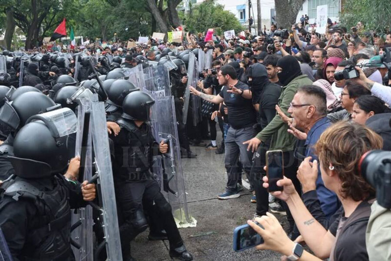 La protesta por agua contaminada en Guadalajara terminó en enfrentamientos y detenciones frente a Casa Jalisco.