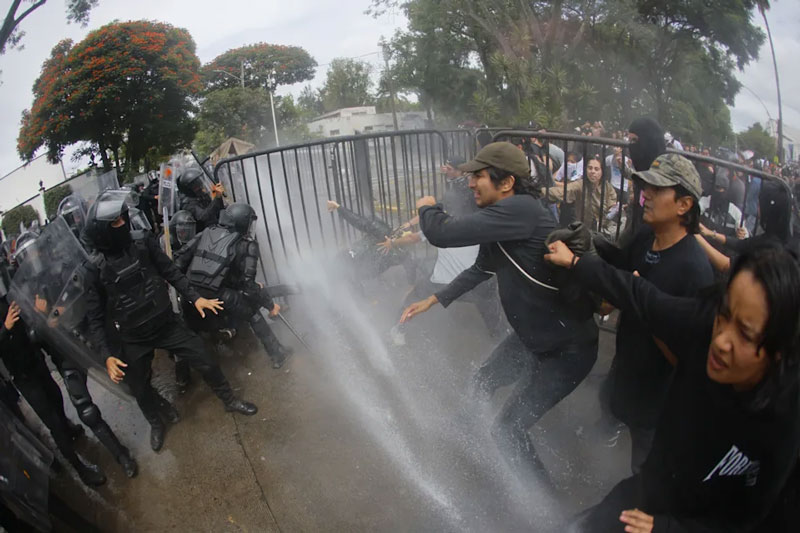 Los policías respondieron con gas lacrimógeno y chorros de agua a presión, lo que provocó la dispersión de los asistentes.