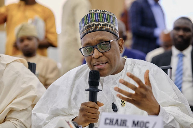 El ministro de Salud de Nigeria, Muhammad Ali Pate, informó que rastrean a los pasajeros que viajaron con la paciente con ébola.