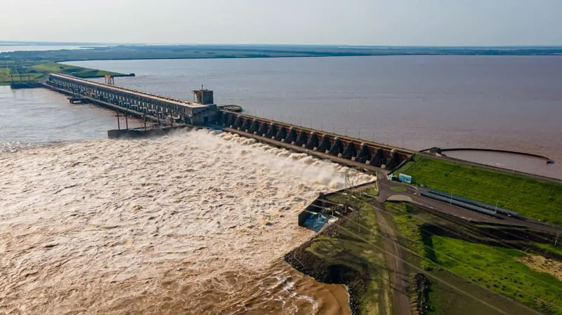 Yacyretá genera energía para Argentina y Paraguay desde 1994.