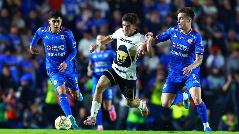 Cruz Azul perdona en casa y Pumas resiste en la ida de la gran final