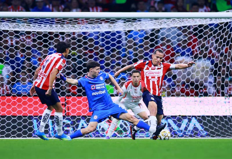 Cruz Azul rescata empate ante Chivas tras polémico penal y define todo en el Jalisco