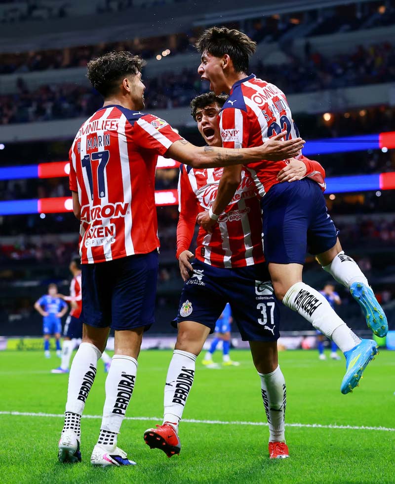Cruz Azul rescata empate ante Chivas tras polémico penal y define todo en el Jalisco