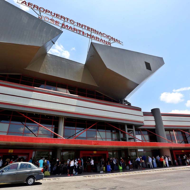 Crisis energética paraliza vuelos y turismo en Cuba