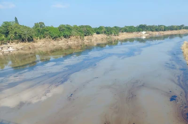 Derrame de hidrocarburo provoca contaminación en río Pantepec, Veracruz