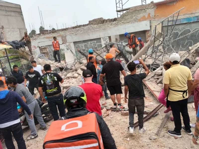 Estructura colapsa en CDMX y aplasta microbús en pleno Centro Histórico