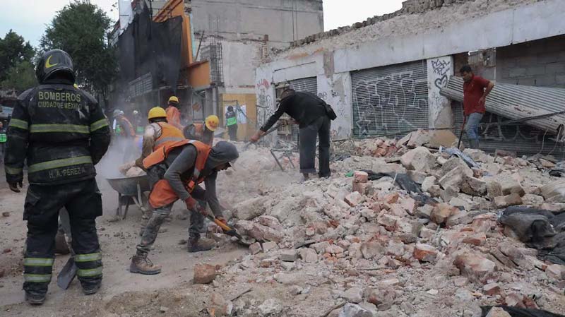 Estructura colapsa en CDMX y aplasta microbús en pleno Centro Histórico