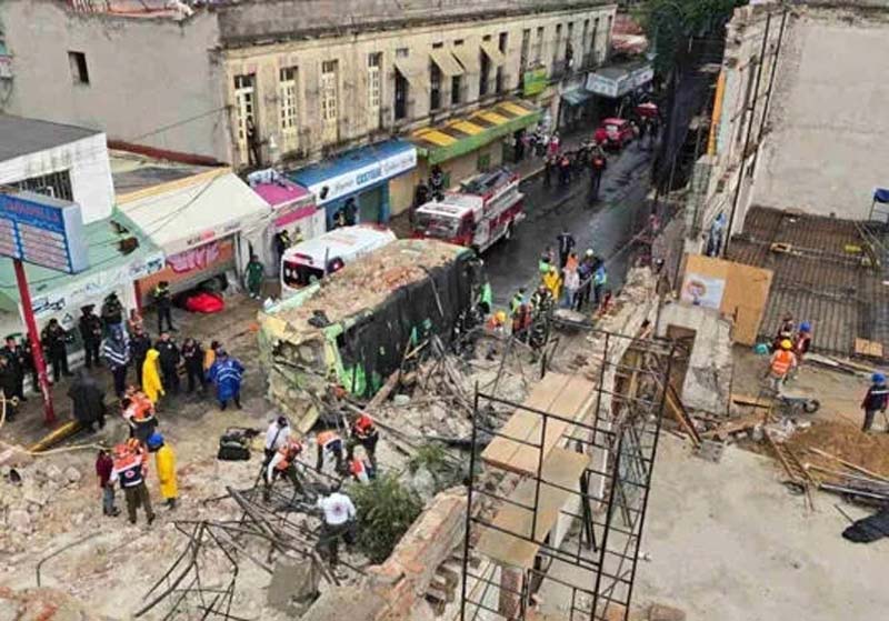 Estructura colapsa en CDMX y aplasta microbús en pleno Centro Histórico