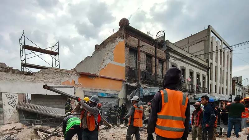 Estructura colapsa en CDMX y aplasta microbús en pleno Centro Histórico