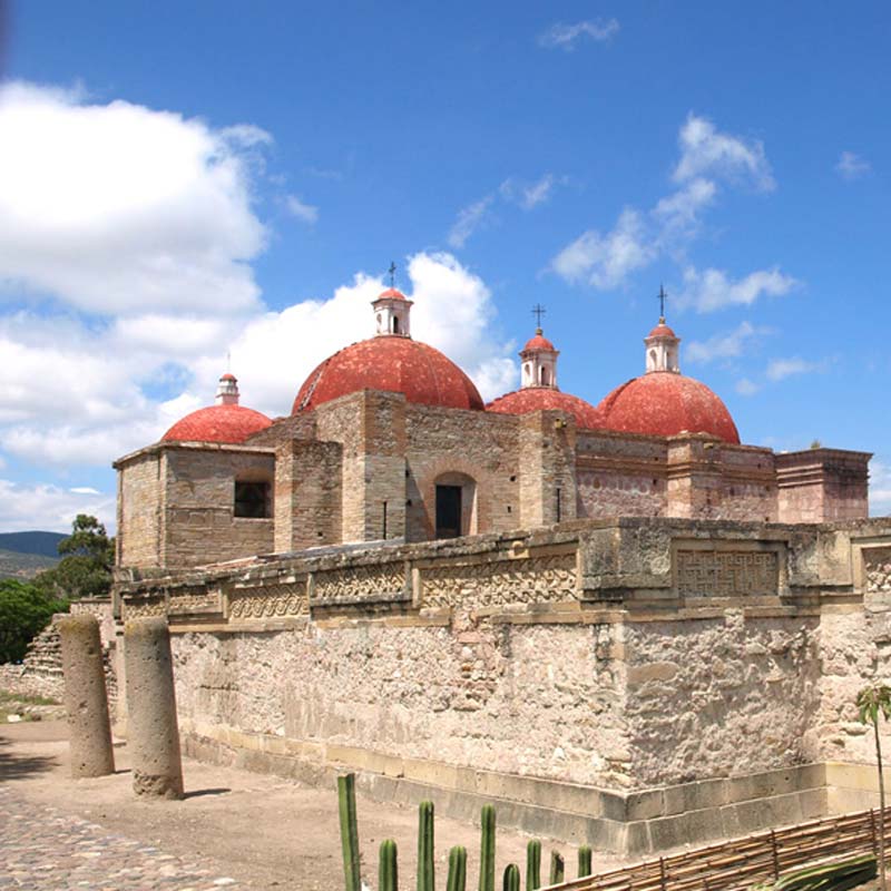 Descubre Mitla, Oaxaca: grecas zapotecas, tumbas ancestrales y cultura viva que fascina a turistas