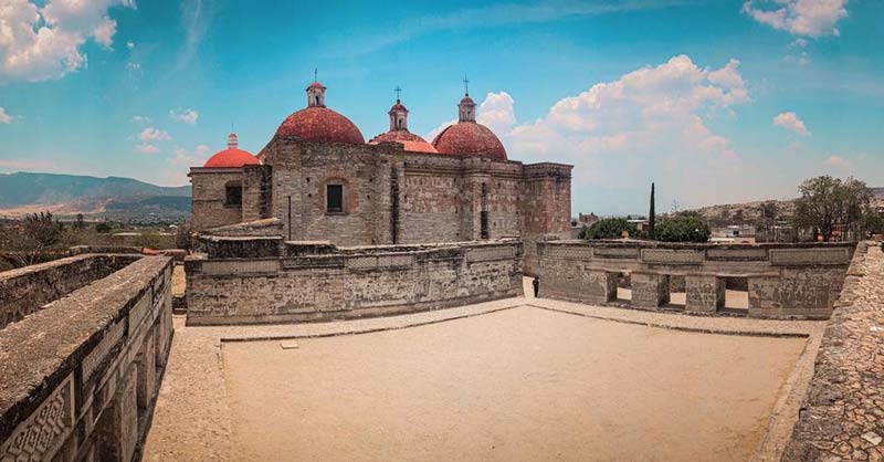 Descubre Mitla, Oaxaca: grecas zapotecas, tumbas ancestrales y cultura viva que fascina a turistas