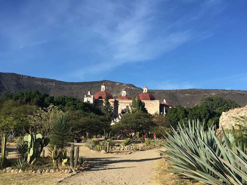 Descubre Mitla, Oaxaca: grecas zapotecas, tumbas ancestrales y cultura viva que fascina a turistas