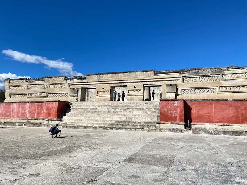 Descubre Mitla, Oaxaca: grecas zapotecas, tumbas ancestrales y cultura viva que fascina a turistas