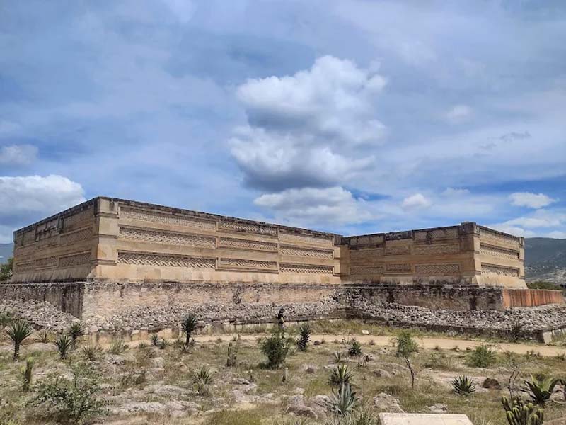Descubre Mitla, Oaxaca: grecas zapotecas, tumbas ancestrales y cultura viva que fascina a turistas
