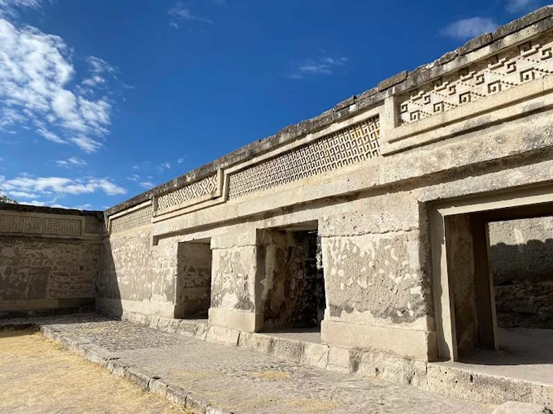 Descubre Mitla, Oaxaca: grecas zapotecas, tumbas ancestrales y cultura viva que fascina a turistas