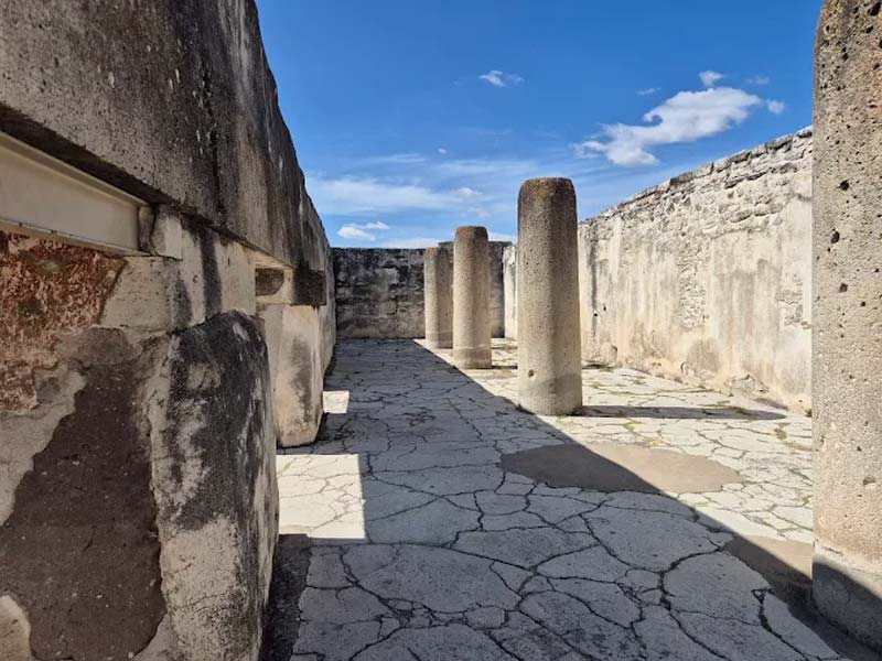 Descubre Mitla, Oaxaca: grecas zapotecas, tumbas ancestrales y cultura viva que fascina a turistas