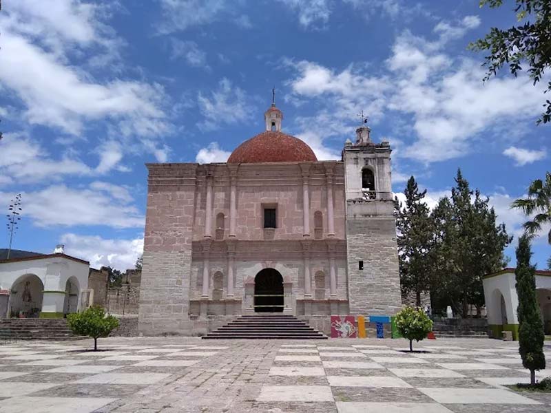Descubre Mitla, Oaxaca: grecas zapotecas, tumbas ancestrales y cultura viva que fascina a turistas
