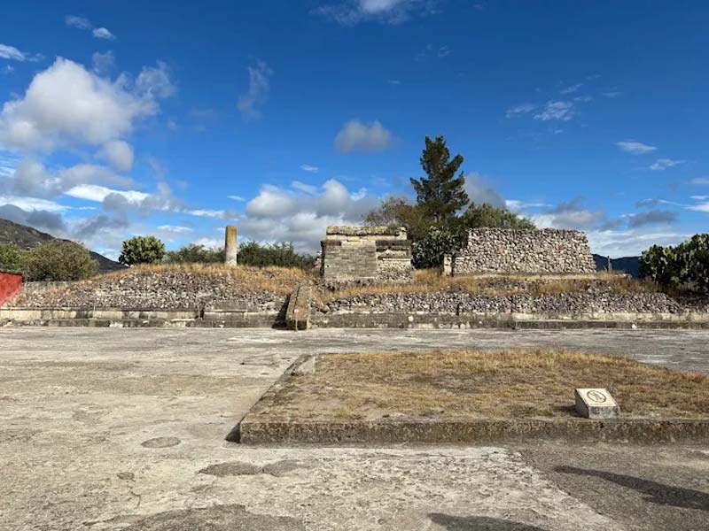 Descubre Mitla, Oaxaca: grecas zapotecas, tumbas ancestrales y cultura viva que fascina a turistas