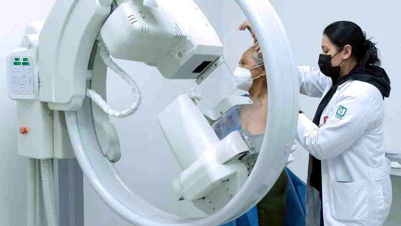 Este 19 de octubre, Día Mundial de la Lucha contra el Cáncer de Mama, especialistas llaman a la detección temprana mediante revisiones médicas y mastografías.
