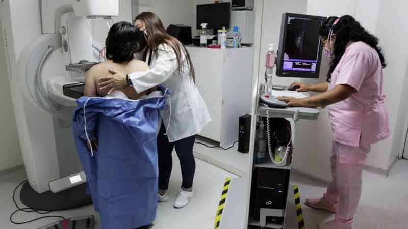 La elección entre mastografía y ultrasonido mamario depende de la edad, los factores de riesgo y los resultados de la valoración médica.