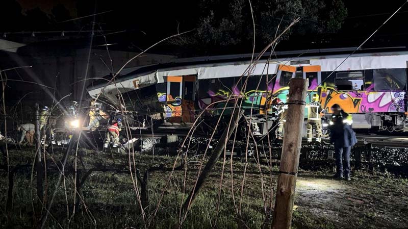 Cataluña vive jornada negra: un tren descarrila y otro choca contra un muro